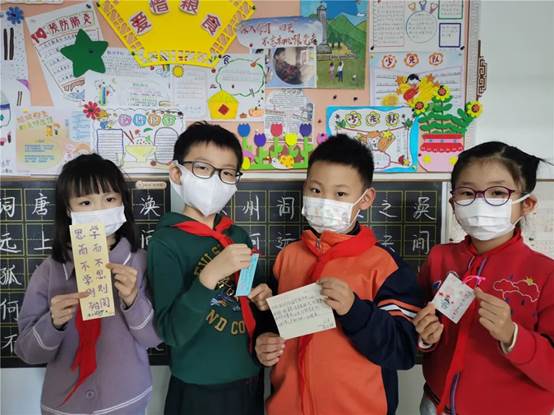 小孩们站在一起
中度可信度描述已自动生成